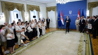 Predsjednik Vlade Plenković s članovima Hrvatske folklorne grupe Zagreb iz Pertha (4.7.2024.)