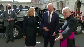 Roma, l'arrivo di Biden in Vaticano per incontrare il Papa