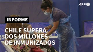 Chile inicia vacunación de profesores y supera dos millones de inmunizados | AFP