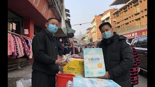 农村集市摆摊忙，街上年味越来越重，四娃忙着挣过年钱