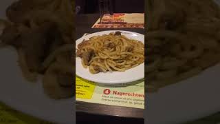 In De Wok Van Antwerpen Ronde 2: Rundvlees champignons ui en noodles van de wok.