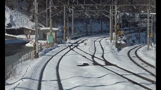 雪の姨捨駅に到着する篠ノ井線下りE127系からの前面展望