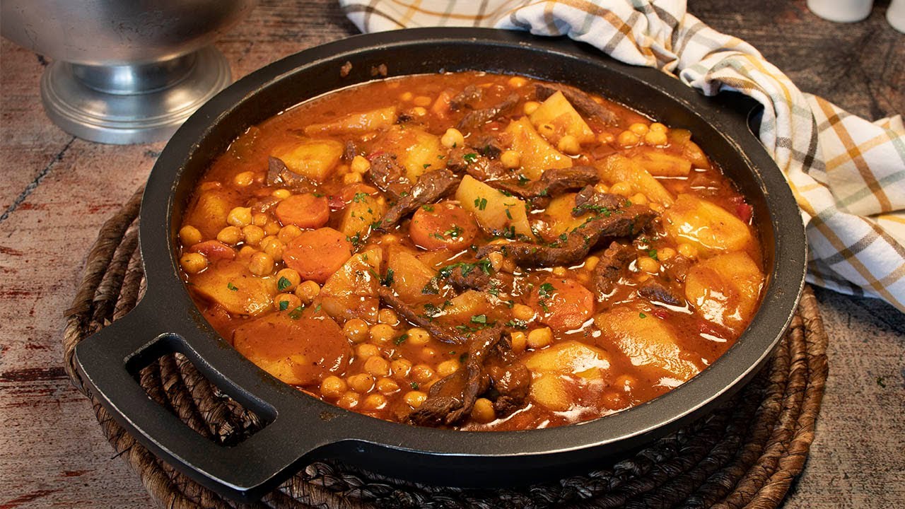 Guiso De Carne Con Garbanzos Y Patatas. COCINA TRADICIONAL PARA ...