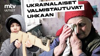 Puisia aseita lapsilla – näin ukrainalaiset valmistautuvat Venäjän uhkaan