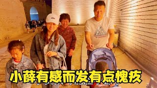 全家逛夜市去古城，婆婆高兴给孩子买礼物，小薛有感而发有点愧疚