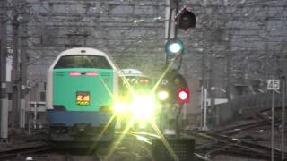 JR東日本485系3000番台北越新潟行き発車とJR西日本521系3次車普通小松行き到着