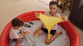 Eylül Kırmızı Havuzun İçinde Renkli Slime Yaptı. Dev Paraşüt Slime | fun kids video