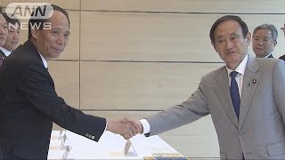 菅長官「交流活発化を」中国・吉炳軒氏と会談(15/04/11)