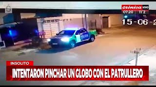 Insólito: Policías intentan reventar un globo con el patrullero