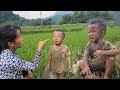 The mother was not at home, the son went alone to the fields to catch fish and crabs to eat