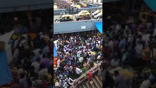 huge crowd in Mumbai's dadar market