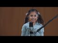 abres camino milagroso aquí estás sinach way maker cover niña cantando