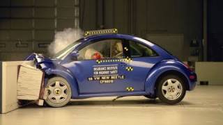 1998 Volkswagen New Beetle moderate overlap IIHS crash test