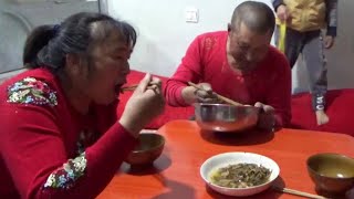 【農民大黑】大黑飯量真大！放羊回來吃壹大盆面，兒媳婦咋啦？壹家人對話好逗