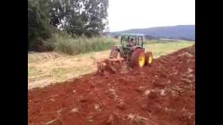 TRATOR JOHN DEERE ARANDO COM ARADO DE 4 DISCO