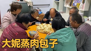 大妮铁锅蒸肉包子，出锅后热气腾腾，全家围着篦子吃一锅！【农村傻大妮儿】