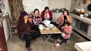 姥姥想吃卤鸭子，孙女一次煮5斤，蒸10张油卷子，一桌人围着吃