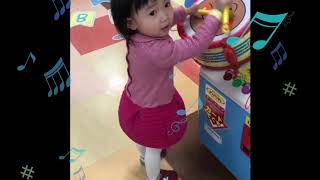 《2歳トイザラスのおもちゃで遊ぶ》