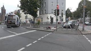 PKW erfasst Radfahrer - 3 Verletzte + Radfahrer stürzt in Köln-Höhenberg am 03.09.18