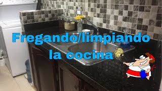 Fregando/limpiando la cocina