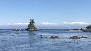 【雨晴海岸】から見える絶景の立山連峰。日本の渚百選のひとつ