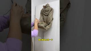 羽绒服收纳，不穿的长款羽绒服怎么挂在柜子里既省空间又立正，红姐教你小妙招，感兴趣的快去试试。整理衣物 羽绒服收纳 实用小技巧 收纳整理 换季收纳