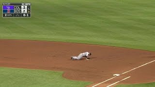 COL@BOS: Reynolds dives for an inning-ending catch