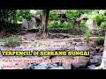 Satu keluarga tinggal di rumah terpencil,di sebrang sungai,kalau hujan  tidak bisa kemana-mana