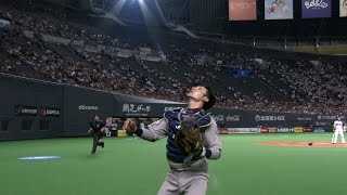 【プロ野球パ】カメラの真ん前に伊藤光が迫る！よく追ってフライを好捕  2015/04/24 F-Bs