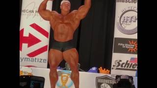 Dallas McCarver guest pose at NPC  Brew City 2017 (330 lbs / 149,5 kg)