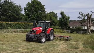 FARMING ON TOUR! DISASTER STRIKES TEDDING OUT SILAGE!