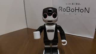 ロボホンが自己紹介とロボット三原則を話す