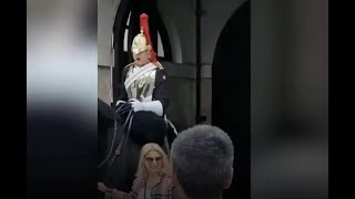 Un garde royal pète un plomb et fait le buzz