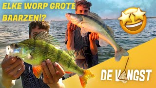 BESTE VISDAG OOIT! WE VANGEN ELKE WORP GROTE VISSEN! (50 GROTE BAARSEN!) | DE VANGST 😲🎣