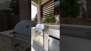 This outdoor kitchen is gorgeous!