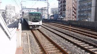 京阪本線　土居駅上り・下り通過線を3000系特急が通過　1番ホームから9000系普通が発車