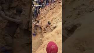 Crolla miniera in Congo, il minatore salva i compagni scavando a mani nude