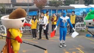 第１回ゆるチャン大会2013　つゆヤキソバンvsニャモタン　ゆるキャラチャンバラ大会の激戦！二刀流のニャモタンをつゆヤキソバンが迎え撃つ！