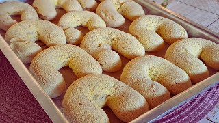 Biscoito de polvilho com fubá, cresce tanto que não cabe na forma. Excepcional de bom! #Biscoito