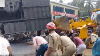 പാലക്കാട് തിരുവാഴിയോട് ബസ്സ് മറിഞ്ഞ് രണ്ട് മരണം; നിരവധിയാളുകൾ ബസ്സിൽ കുടുങ്ങി കിടക്കുന്നു