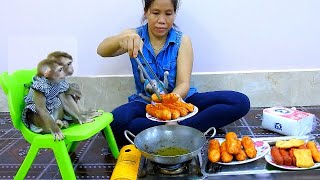 WoW..!! Big Tray Of Fried Hotdogs \u0026 Tofu Meatballs For 3 Siblings Sovan, Sovanny \u0026 Jula Dinner Treat