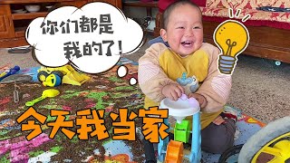 Xiao Huihui helped grandma to see the store, but he was playing with toys