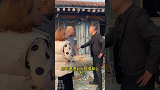 不孝儿子为了拿到拆迁款 竟将老父亲绑在后院 衣不蔽体 食不果腹#律师事务所 #法律咨询 #拆迁 #虐待