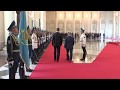 S.M. el Rey es recibido por el presidente de Kazajistán, Nursultán Nazarbayev