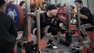 顶着甲流侥幸获得IPL武汉挑战赛全场冠军，体重66.45kg Dots:471.662 总成绩605kg 深蹲220kg 卧推130kg 硬拉255kg。