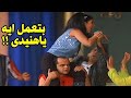 محمد هنيدي يفاجئ  مني زكي وشالها ع المسرح .. مني : انت بتعمل ايه يا هنيدي !! وخروج عن النص من عفروتو