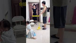 这小棉袄也太漏风了，让她扫了个地而已，要这样坑妈妈吗？#Funny#萌娃#cute#搞笑