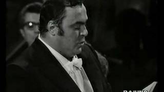 Luciano Pavarotti sings "Ingemisco"