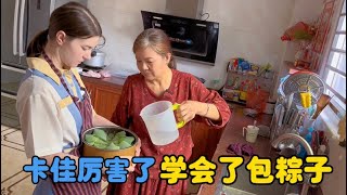 这个外国媳妇终于学会了包粽子，中国婆婆的小跟班。#端午节#包粽子#农村生活#中外家庭#vlogs #生活vlog #婆媳