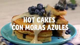 HOT CAKES CON MORAS AZULES